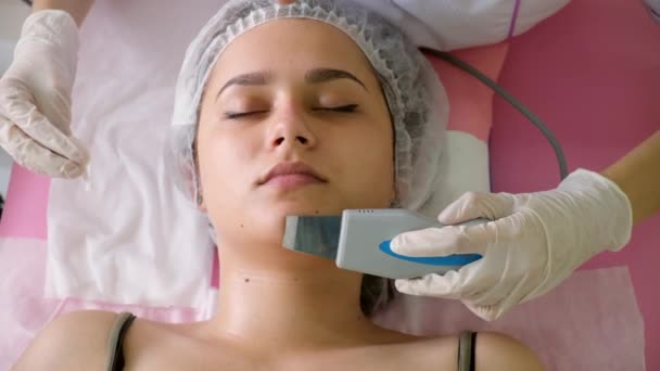 Spesialis Kecantikan Membuat Ultrasonic Mengupas Wajah Klien Perempuan. Kosmetolog melakukan prosedur membersihkan wajah dengan — Stok Video