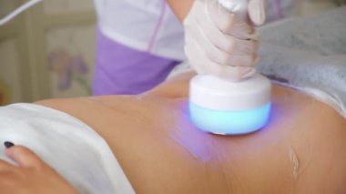 Donanım kozmetolojisi. Vücut bakımı. Spa tedavisi. Ultrason boşluğu, vücut hatları, tedavi. Kadın karşı çıkıyor.