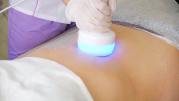 Cosmetología de hardware. Cuidado corporal. Tratamiento de spa. Tratamiento de contorno corporal de cavitación por ultrasonido. Mujer recibiendo anti — Vídeos de Stock