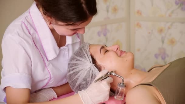 Kosmetologie schoonheidskliniek.Professionele cosmetoloog voert cel zuurstof voor het gezicht Ozonbehandeling met — Stockvideo