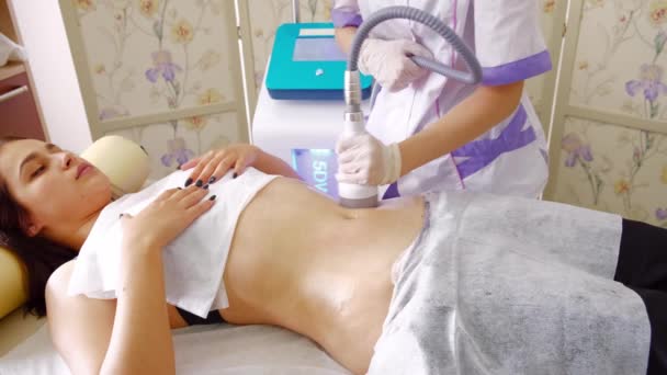 Dispositivo de masaje al vacío. Tratamiento anticelulítico de corrección corporal. Aparato de pérdida de peso. Mujer y médico en medicina — Vídeo de stock