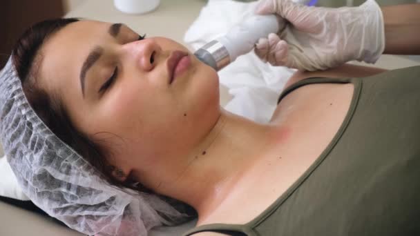 Drenagem linfática massagem processo aparelho de GLP. Terapeuta esteticista faz uma massagem facial rejuvenescedora para a mulher — Vídeo de Stock