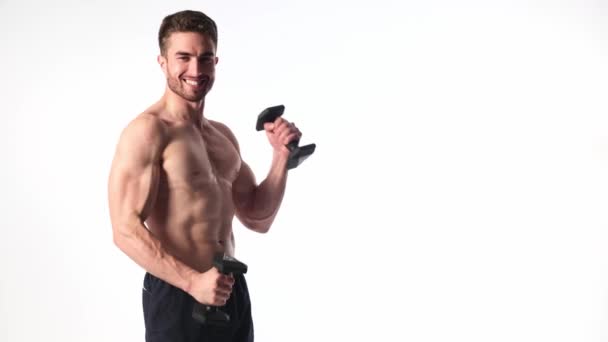 Jonge knappe man met een baard naakt romp op een witte achtergrond is bezig met sport fitness activiteit tillen — Stockvideo