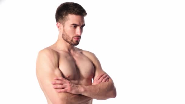 Ein junger Sportmann mit Bart, im Rahmen blickend und lächelnd. Der nackte Oberkörper und die muskulösen Muskeln der Männer. Schöner Kerl — Stockvideo