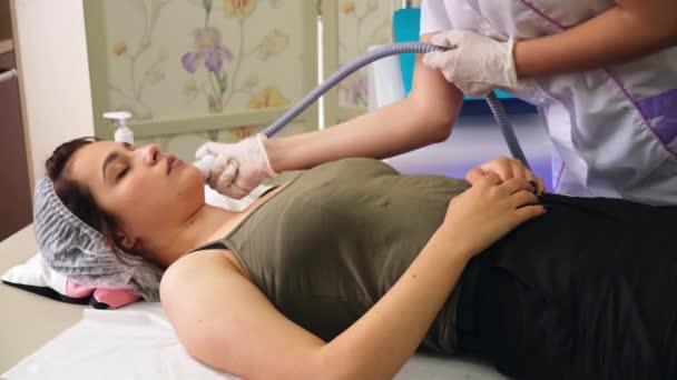 Proceso de drenaje linfático masaje GLP aparato. Terapeuta esteticista hace un masaje facial rejuvenecedor para la mujer — Vídeo de stock