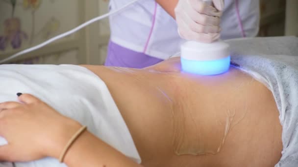 Hardware cosmetology. Body care. Spa treatment. Ultrasound cavitation body contouring treatment. Woman getting anti — Stock Video