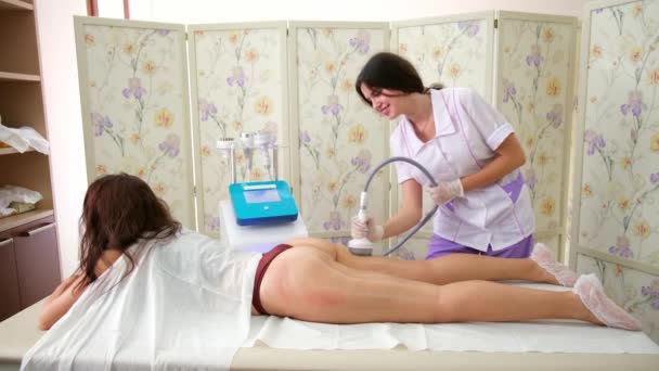 Лікування тіла: жінка отримує rf процедуру підйому до її сідниць. Ідеальна форма сідниць на антицелюлітному лікуванні — стокове відео