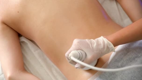 Die Kosmetikerin führt eine Hardware-Massage an Gesäß und Oberschenkel durch. Kosmetologie und Schönheit, Aufrechterhaltung eines schönen Körpers — Stockvideo
