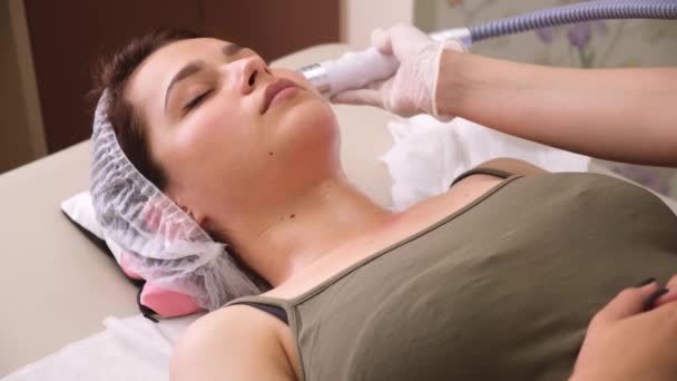 Lymphatic drainage massage LPG apparatus process. Therapist beautician makes a rejuvenating facial massage for the woman — Stock Video