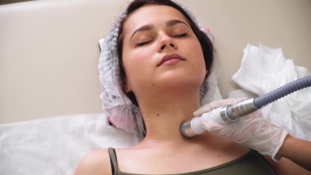 Drenagem linfática massagem processo aparelho de GLP. Terapeuta esteticista faz uma massagem facial rejuvenescedora para a mulher — Vídeo de Stock