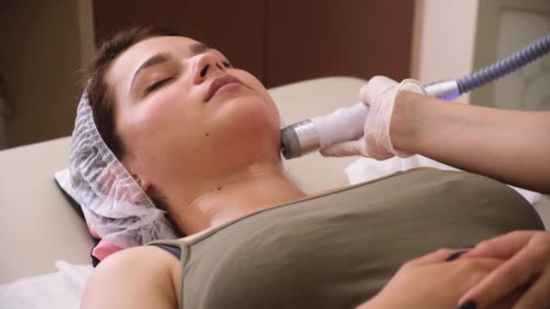 Lymphatic drainage massage LPG apparatus process. Therapist beautician makes a rejuvenating facial massage for the woman — Stock Video