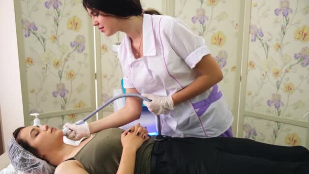 Lymfatische drainage massage LPG apparaat proces. Therapeut schoonheidsspecialiste maakt een verjongende gezichtsmassage voor de vrouw — Stockvideo