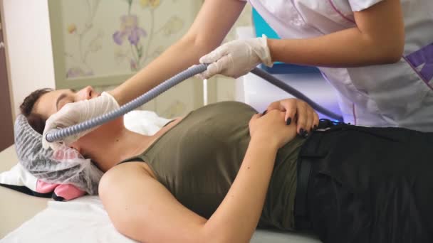 Drenagem linfática massagem processo aparelho de GLP. Terapeuta esteticista faz uma massagem facial rejuvenescedora para a mulher — Vídeo de Stock