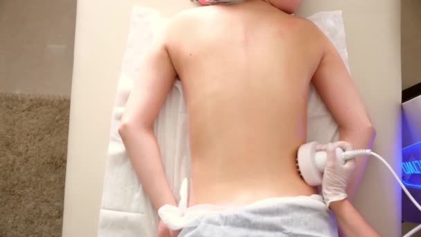 Hardware-Kosmetologie. Bild einer glücklichen jungen Frau mit geschlossenen Augen, die in einem Schönheitssalon eine RF-Lifting-Prozedur bekommt. — Stockvideo