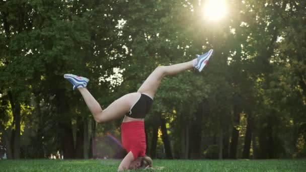 Genç bir kadın doğada yoga yapıyor. Açık havada dur.. — Stok video