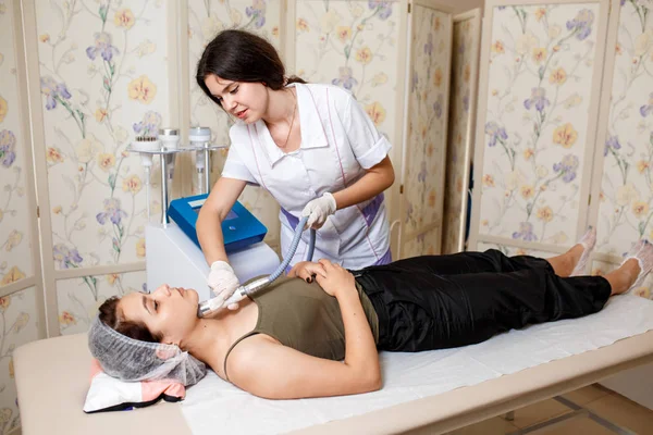 Proceso de drenaje linfático masaje GLP aparato. La esteticista terapeuta hace un masaje facial rejuvenecedor para la mujer en un salón SPA. Concepto de belleza y cuidado corporal . —  Fotos de Stock