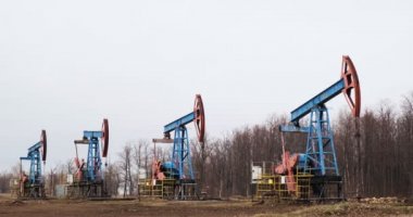 Dört petrol kuyusu yağ pompalıyor.