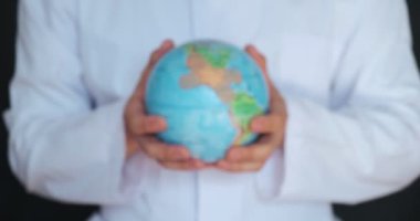 Mavi arka planda izole edilmiş tıbbi elbise, steril yüz maskesi eldivenli erkek doktor görüntüsü. Salgın hastalıklar.