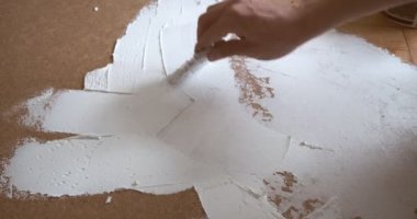  Erkek eli macunu bulanıklaştırır