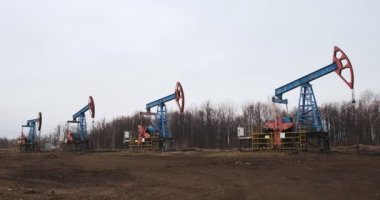 Dört petrol kuyusu yağ pompalıyor.