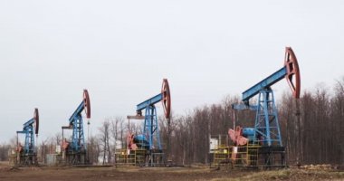 Dört petrol kuyusu yağ pompalıyor.