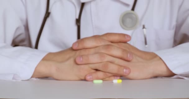 Ο γιατρός σου δίνει μια επιλογή από χάπια για τον ασθενή. βαριά επιλογή φαρμάκων για θεραπεία. κοντινό πλάνο. — Αρχείο Βίντεο