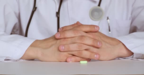 Le médecin vous donne un choix de pilules pour le patient. sélection lourde de médicaments pour le traitement. gros plan. — Video