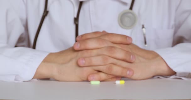 De dokter geeft je een keuze aan pillen voor de patiënt. zware selectie van geneesmiddelen voor behandeling. close-up. — Stockvideo