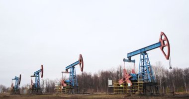 Dört petrol kuyusu yağ pompalıyor.