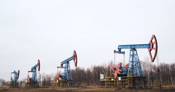석유를 퍼 올리는 네 개의 석유 추적자 — 비디오