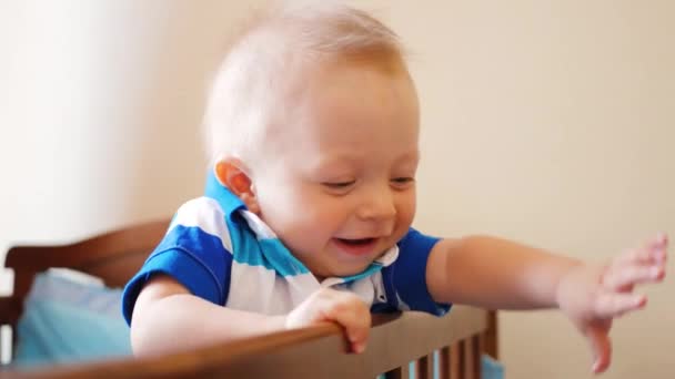Bebe Debout Au Lit A La Maison Portrait De Porte Bebe Boyl En Berceau Bebe Yeux A La Recherche De Mere Video Sgribanov C