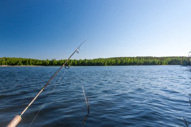 Yaz gölünde dönen ve makaralı el.