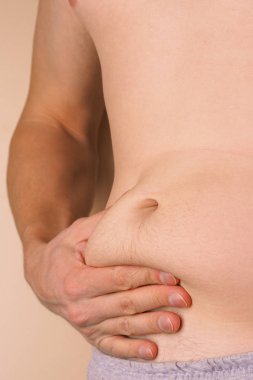 Karın yağ tehlikeleri. Obez kot erkekte karın yağ sıkmak. Adam koca bir göbek ve daha büyük olasılıkla takunya arterler için. Adam şeker hastalığı için risk altında. Şeker hastalığı olan obez kişilerin. Karın yağ. Diyet.
