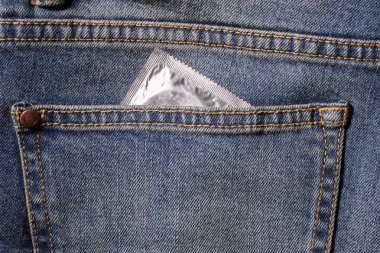 prezervatif mavi kot pantolon cebinde, prezervatif, kullanıma hazır tutan bir condom.a kadın kendini kullanımı korumak