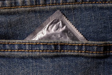 prezervatif mavi kot pantolon cebinde, prezervatif, kullanıma hazır tutan bir condom.a kadın kendini kullanımı korumak