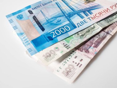 İki bin ruble banknot ve Rusya Federasyonu 'nun eski banknotları. 2000 masaj. Kağıt para, nakit.. 