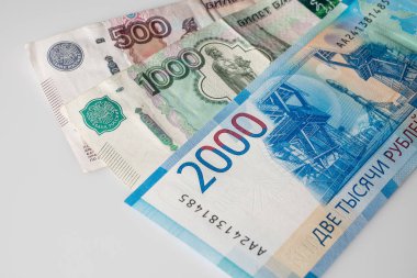 yeni Rus parası banknotlar 2000 ovmak ve 1000 ruble, 500 Fransızca Rusya banka banknot.