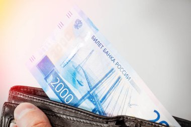 Adam para cüzdan alır. Beyaz arka plan üzerinde yeni Rus banknotlar kümesi. 2000 ruble. Vladivostock. Rus parası.