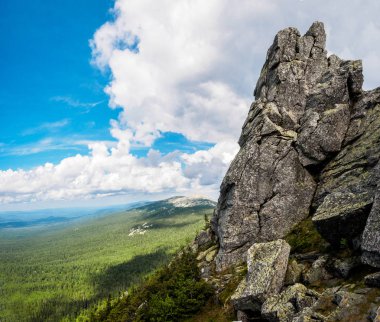 Dağın tepesinde harika manzara orman Vadisi ve mavi gökyüzü ile dağlar. Dramatik pitoresk sahne. Güzellik Dünya.