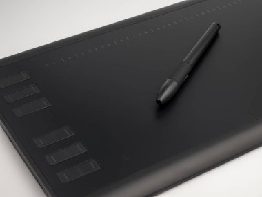 Ressamlar ve tasarımcılar, beyaz zemin üzerine kalem ile grafik tablet