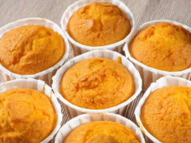 Vanilyalı kek, kağıt cupcake tutucu, seçici odak. Yakın çekim fotoğraf kutusunda dekore edilmiş ev yapımı cupcakes. Gluten ücretsiz badem unu muffin.