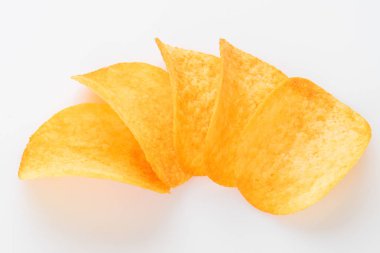 Beyaz arka planda izole edilmiş patates cipsi. Koleksiyon.