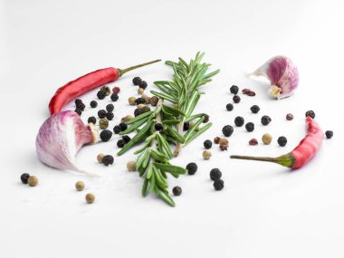 Kırmızı sıcak biber biber, sarımsak ve biberiye deniz tuzu ve beyaz arka plan üzerinde renkli biber ile