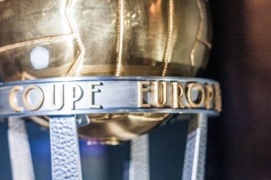 Futbol Kupası portre. Futbol Şampiyonası'nda ana ödülü. Kupası portre. Yazıt altında altın futbol topu Avrupa Kupası var. sığ derinlik-in tarla