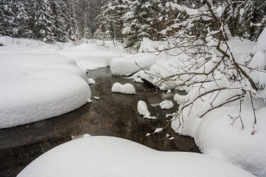 Doğa Noel masalı. Beyaz temiz taze kar dağ nehir ile kaplı. Hiking kış