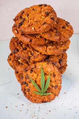 Cbd esrar ve yaprak garnitür ve esrar tomurcukları ile lezzetli ev yapımı kurabiyeler. Esrar tomurcukları kavramı ile esrar bitki yemek konservesi. Gıda olarak kullanılmak üzere tıbbi esrar tedavisi.