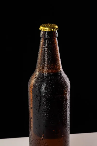 Fles Met Frisdranken Alcohol Het Ijs Zijn Druppels Dauw Gouden — Stockfoto