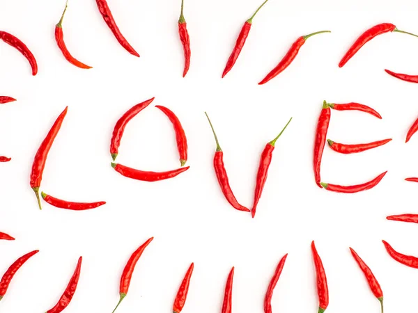 红色辣椒 流行的香料概念 说谎的辣椒的样式 美丽的海报与装饰词爱由红色辣椒制成的白色背景 顶视图 平坦的铺设 — 图库照片