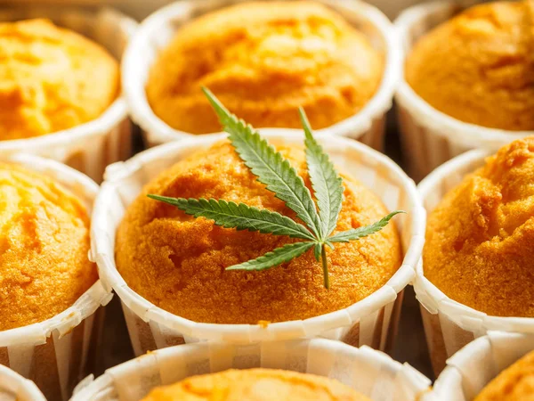 Délicieux Muffins Cannelle Faits Maison Avec Garniture Feuilles Marijuana Cookies — Photo