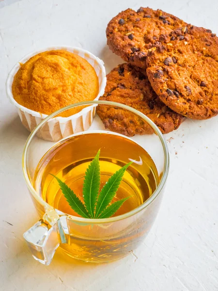 Petit Déjeuner Avec Biscuits Sucrés Thé Avec Marijuana Feuille Cannabis — Photo